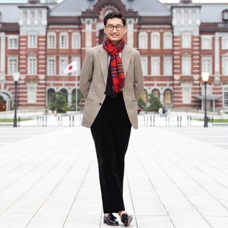 Как носить светло-коричневый пиджак с черными кожаными лоферами мужчине