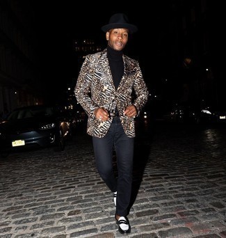 Как носить светло-коричневый пиджак с черными кожаными лоферами мужчине