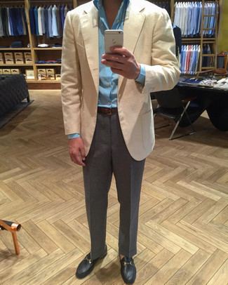 Как носить светло-коричневый пиджак с черными кожаными лоферами мужчине