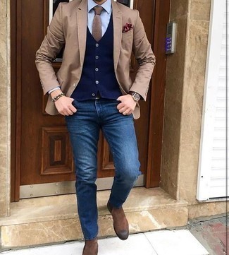 Как носить светло-коричневый пиджак с синими джинсами мужчине