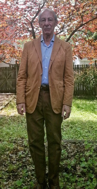 Как носить светло-коричневый пиджак с коричневыми классическими брюками мужчине