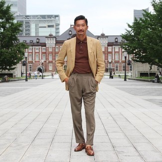 Как носить светло-коричневый пиджак с коричневыми классическими брюками мужчине