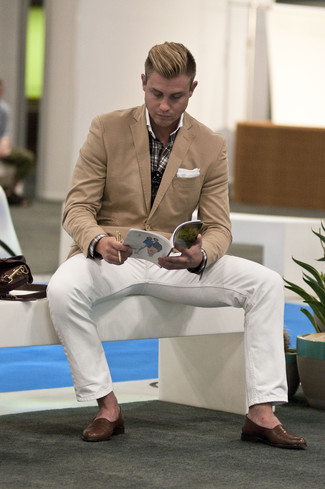 Как носить светло-коричневый пиджак с коричневыми кожаными лоферами мужчине