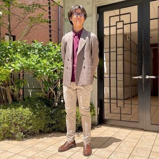 Как носить светло-коричневый пиджак с коричневыми кожаными лоферами мужчине