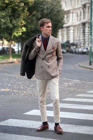 Как носить светло-коричневый пиджак с коричневыми кожаными лоферами мужчине