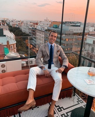 Как носить светло-коричневый пиджак с коричневыми замшевыми лоферами мужчине