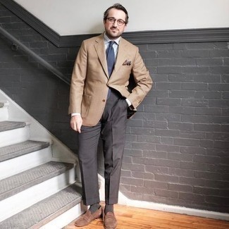 Как носить светло-коричневый пиджак с коричневыми замшевыми лоферами мужчине