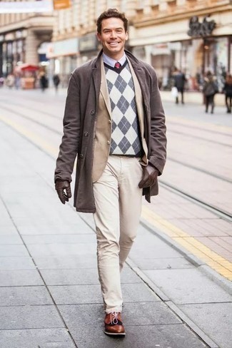 Как носить светло-коричневый пиджак с темно-коричневым дождевиком мужчине