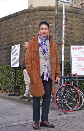 Как носить светло-коричневый пиджак с темно-коричневым дождевиком мужчине