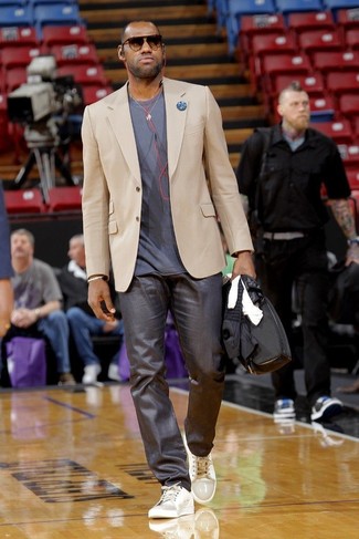 Как носить светло-коричневый пиджак с серыми низкими кедами мужчине