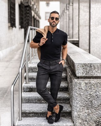 Какие футболки на пуговицах носить с светло-коричневым пиджаком мужчине