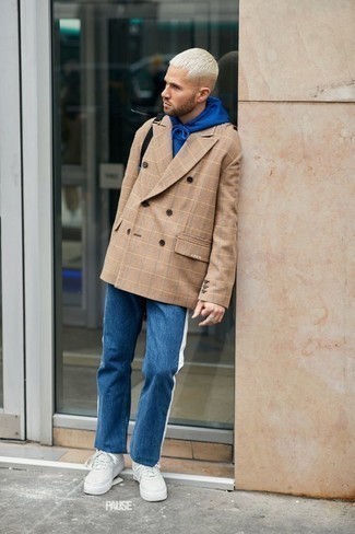 Какой худи носить с светло-коричневым пиджаком мужчине