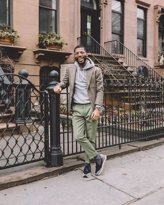 Какой худи носить с светло-коричневым пиджаком мужчине