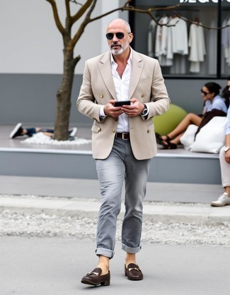 Какие джинсы носить с светло-коричневым пиджаком мужчине