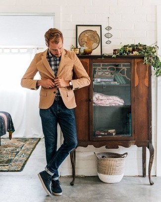 Какие джинсы носить с светло-коричневым пиджаком мужчине