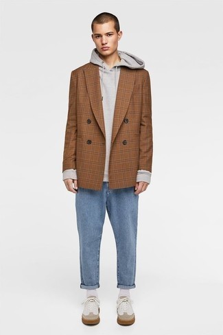 Как носить светло-коричневый пиджак с голубыми джинсами мужчине