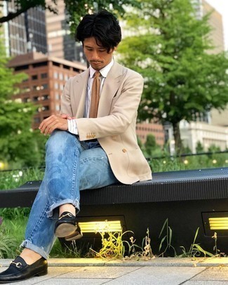 Как носить светло-коричневый пиджак с голубыми джинсами мужчине