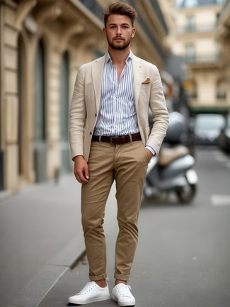 Какие низкие кеды носить с светло-коричневым пиджаком мужчине