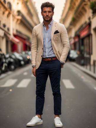 Какие низкие кеды носить с светло-коричневым пиджаком мужчине