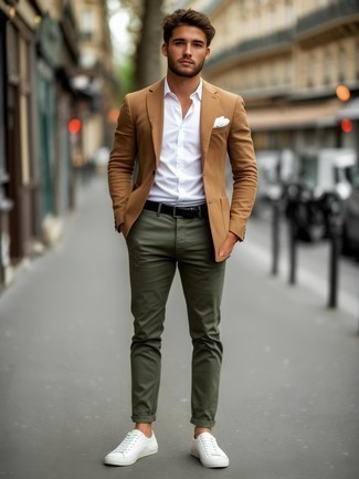 Какие низкие кеды носить с светло-коричневым пиджаком мужчине