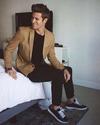 Какие низкие кеды носить с светло-коричневым пиджаком мужчине