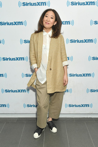 Какие низкие кеды носить с светло-коричневым пиджаком женщине