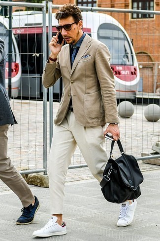 Какие низкие кеды носить с светло-коричневым пиджаком мужчине