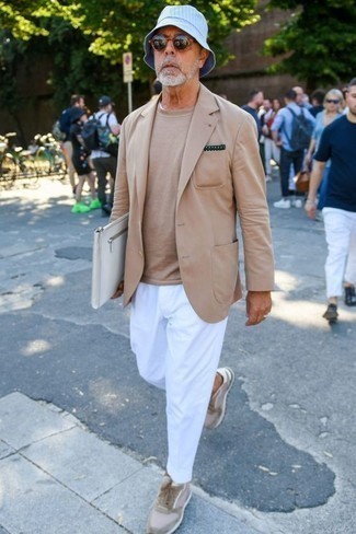 Какие низкие кеды носить с светло-коричневым пиджаком мужчине