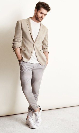 Какие низкие кеды носить с светло-коричневым пиджаком мужчине