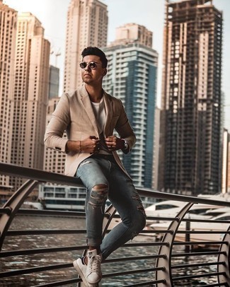 Какие низкие кеды носить с светло-коричневым пиджаком мужчине