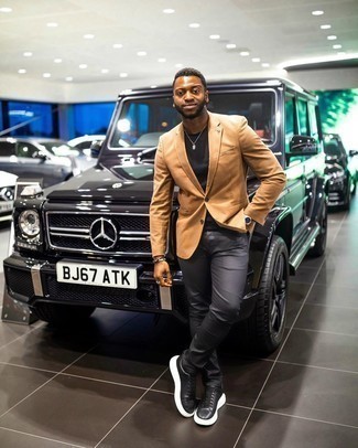 Какие низкие кеды носить с светло-коричневым пиджаком мужчине