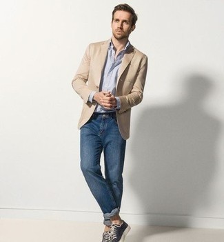 Какие низкие кеды носить с светло-коричневым пиджаком мужчине