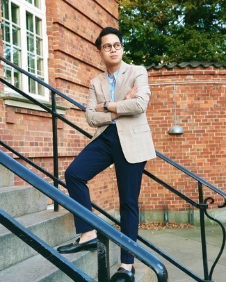 Как носить светло-коричневый пиджак с темно-синими кожаными лоферами мужчине