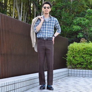 Как носить светло-коричневый пиджак с темно-синими кожаными лоферами мужчине