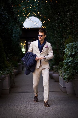 Как носить светло-коричневый пиджак с темно-синим плащом мужчине