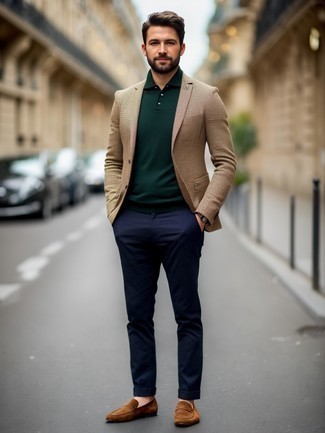 Какие свитеры с воротником поло носить с светло-коричневым пиджаком мужчине
