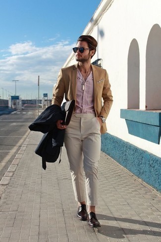 Какие плащи носить с светло-коричневым пиджаком мужчине