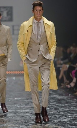 Какие плащи носить с светло-коричневым пиджаком мужчине