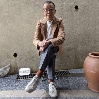 Какие водолазки носить с светло-коричневым пиджаком мужчине