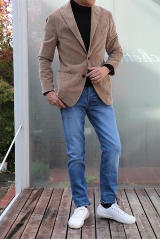 Какие водолазки носить с светло-коричневым пиджаком мужчине