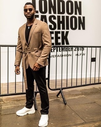 Как носить светло-коричневый пиджак с белыми кроссовками мужчине