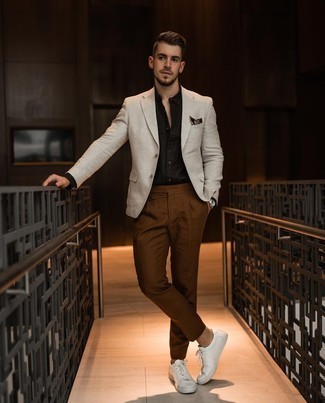 Как носить светло-коричневый пиджак с белыми кожаными низкими кедами мужчине