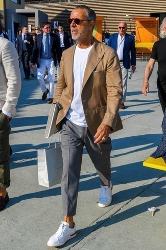 Как носить светло-коричневый пиджак с белыми низкими кедами мужчине