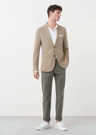 Как носить светло-коричневый пиджак с белыми низкими кедами мужчине