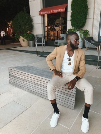 Как носить светло-коричневый пиджак с белыми низкими кедами мужчине