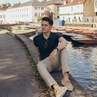 Какие футболки-поло носить с светло-коричневыми топсайдерами