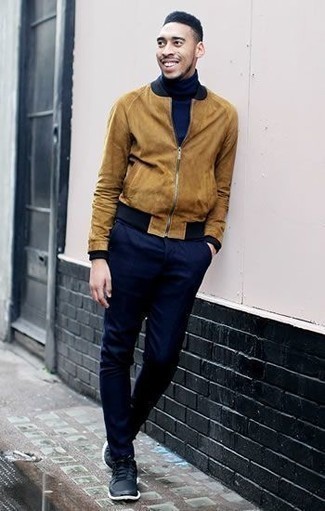 Какие кроссовки носить с светло-коричневым бомбером мужчине