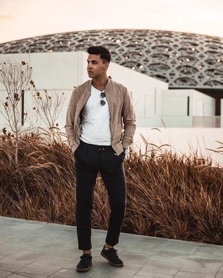 Как носить светло-коричневый бомбер с черными брюками чинос