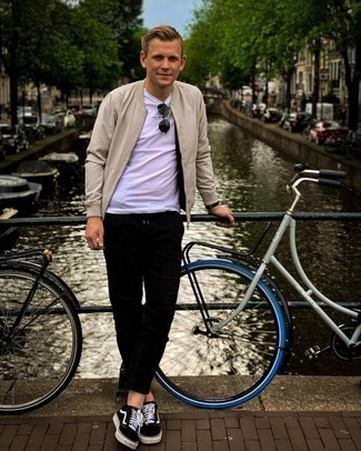 Как носить светло-коричневый бомбер с черными брюками чинос