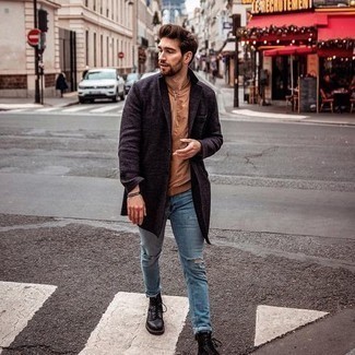 Как носить светло-коричневый бомбер с черными кожаными повседневными ботинками мужчине